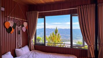 Kahden hengen deluxe-huone, parveke, vuoristonäköala | Untuvapeitot, memory foam -patjalliset sängyt