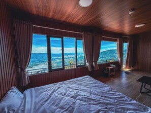 Habitación doble Deluxe, balcón, vista a la montaña | Edredón, camas con efecto memoria y artículos del minibar gratis 