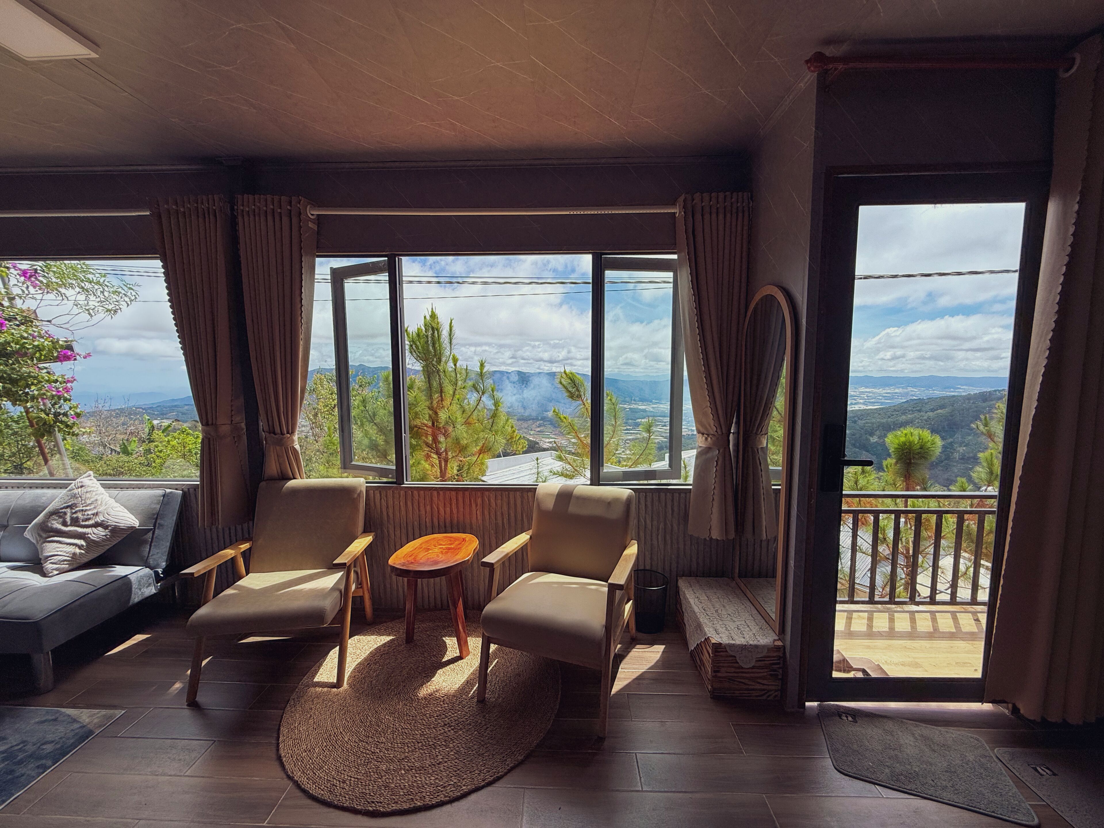 Deluxe-Vierbettzimmer, Balkon, Talblick | Daunenbettdecken, Betten mit Memory-Foam-Matratzen