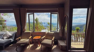 Deluxe-Vierbettzimmer, Balkon, Talblick | Daunenbettdecken, Betten mit Memory-Foam-Matratzen