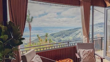 Deluxe-Doppelzimmer, Balkon, Bergblick | Daunenbettdecken, Betten mit Memory-Foam-Matratzen