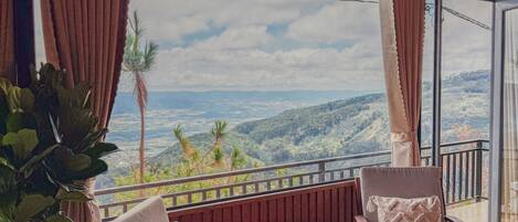 Habitación doble Deluxe, balcón, vista a la montaña | Edredón, camas con efecto memoria y artículos del minibar gratis