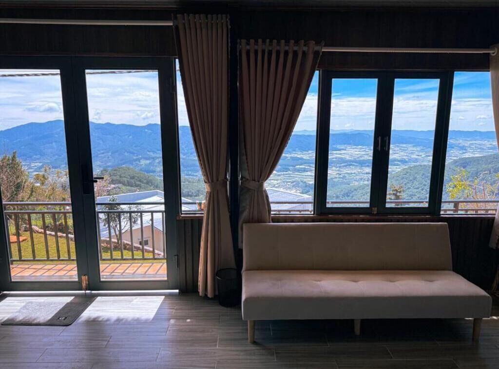 デラックス 4 人部屋 マウンテンビュー | リビング エリア