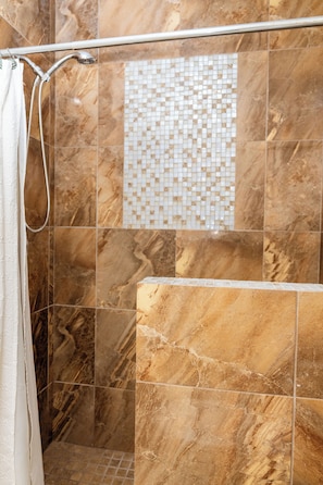 Shower, hair dryer, towels, soap - “Buckingham Retreat – Private Land & Sunset Views” (Buckingham)
