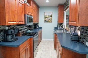 Fridge, microwave, oven, stovetop - “Buckingham Retreat – Private Land & Sunset Views” (Buckingham)