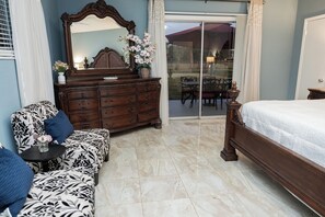 2 slaapkamers, een kluis op de kamer, een bureau