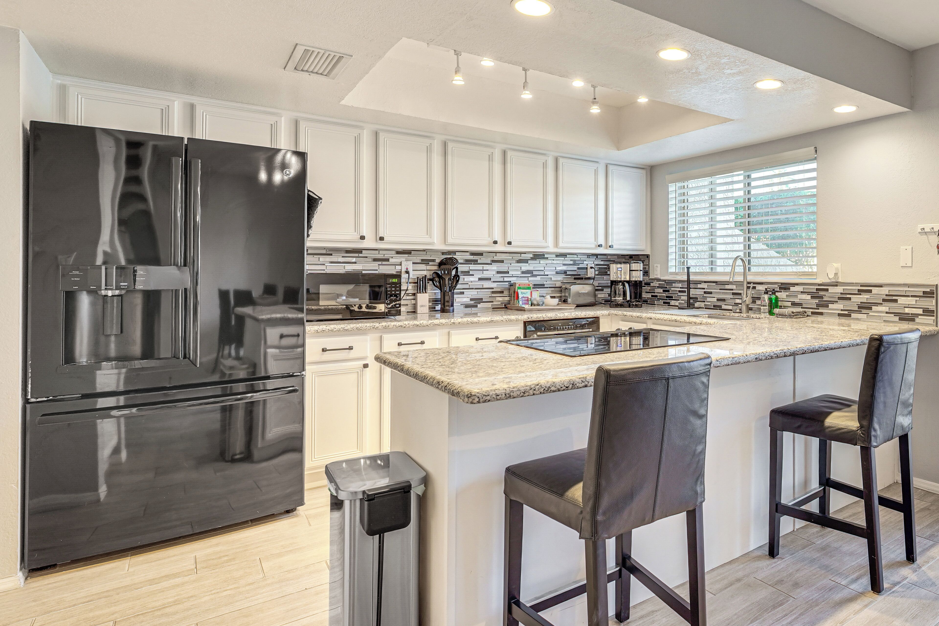 Frigorífico, microondas, placa de cocina y lavavajillas