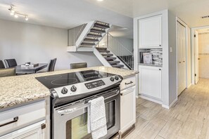 Fridge, microwave, stovetop, dishwasher - Pet-Friendly Unit, 1 Mi to Old Town Scottsdale! (Scottsdale)