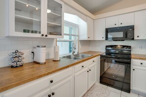 Frigorífico, microondas, placa de cocina y cafetera o tetera