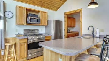Coffee/tea maker, fridge, microwave, stovetop
