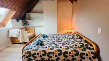 4 bedrooms, iron/ironing board, WiFi, bed sheets