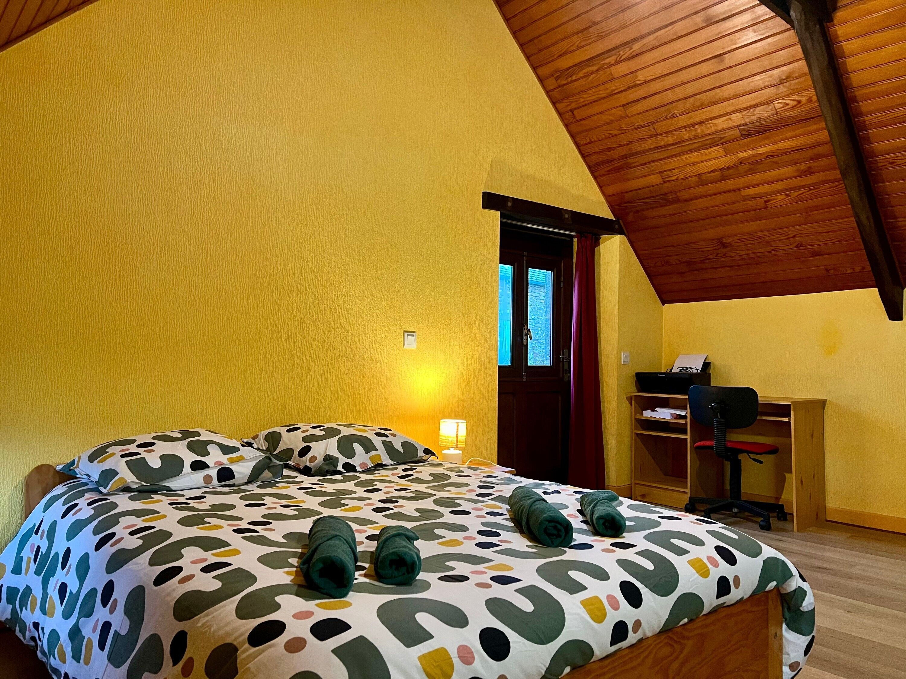 4 bedrooms, iron/ironing board, WiFi, bed sheets