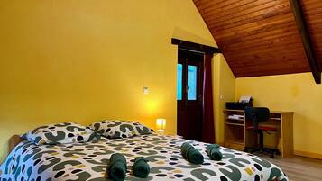 4 bedrooms, iron/ironing board, WiFi, bed sheets