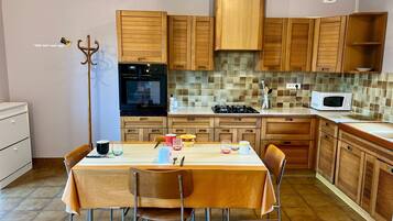 冰箱、微波炉、烤箱、炉灶