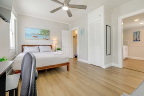 1 bedroom, desk, Internet, bed sheets - 1 Mi to Lake Worth Beach: Studio w/ Shared Patio (Lake Worth Beach)