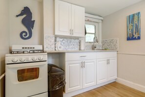 Fridge, microwave, stovetop, coffee/tea maker - 1 Mi to Lake Worth Beach: Studio w/ Shared Patio (Lake Worth Beach)