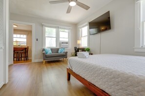 1 bedroom, desk, Internet, bed sheets - 1 Mi to Lake Worth Beach: Studio w/ Shared Patio (Lake Worth Beach)