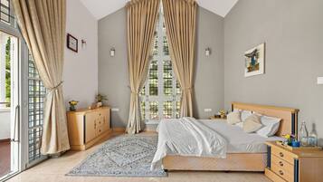 4 bedrooms, iron/ironing board, WiFi, bed sheets