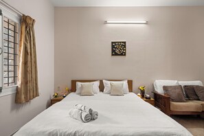 4 bedrooms, iron/ironing board, WiFi, bed sheets
