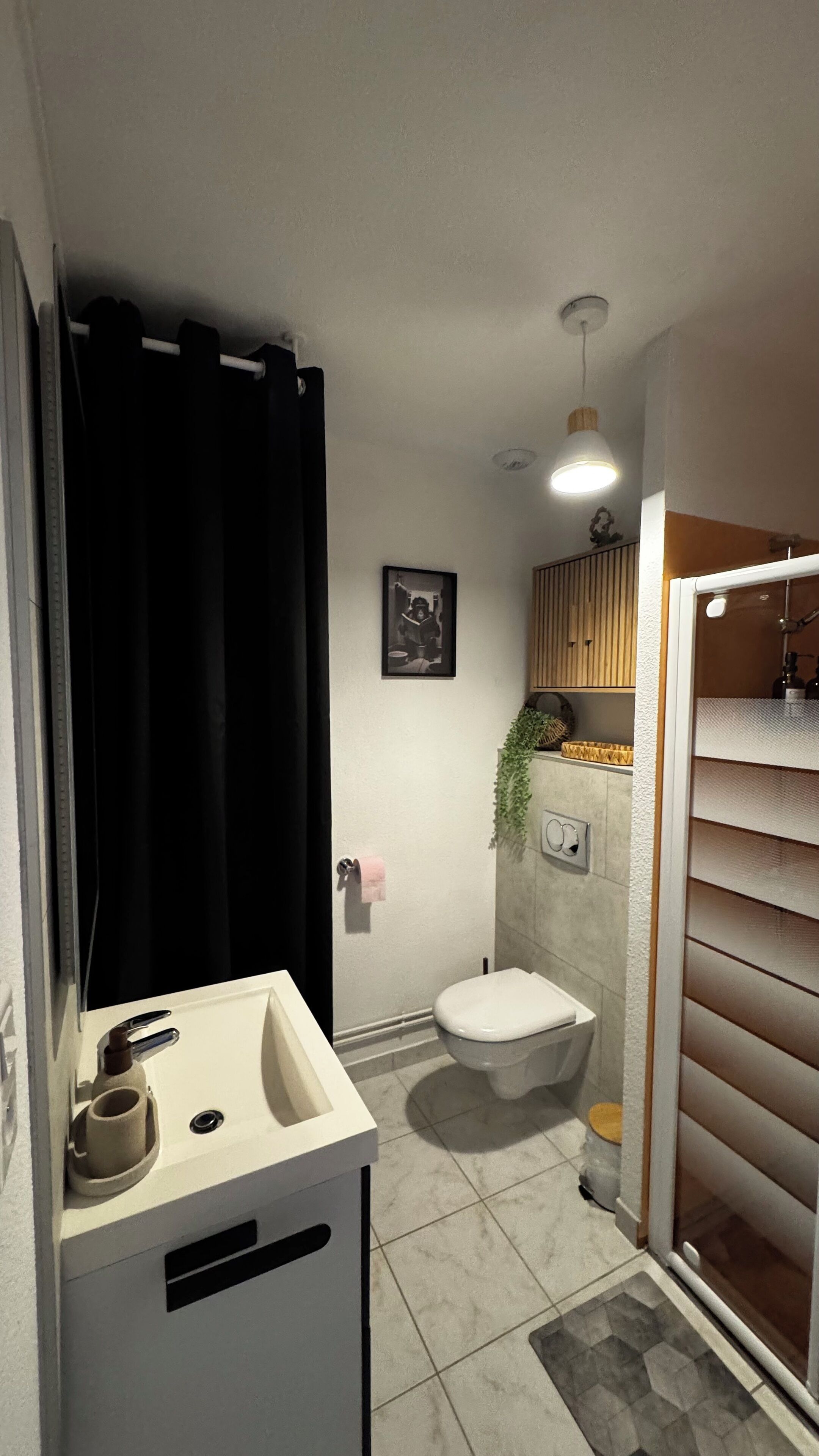 Een haardroger, handdoeken, zeep, shampoo