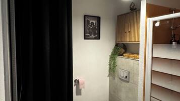 Een haardroger, handdoeken, zeep, shampoo