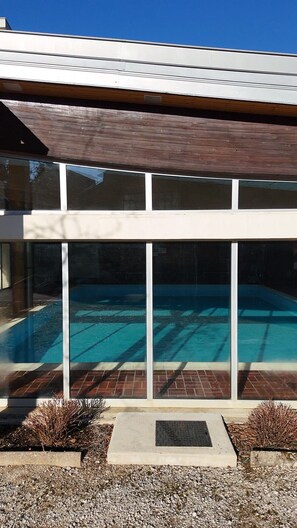 Una piscina cubierta, una piscina climatizada