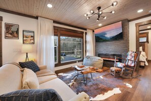 Een smart-tv en een open haard