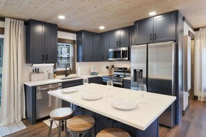 Een koelkast, een magnetron, een oven, een kookplaat