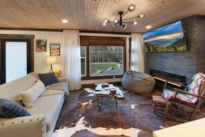 Een smart-tv en een open haard