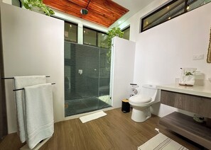 Douche, sĂšche-cheveux, serviettes fournies, savon