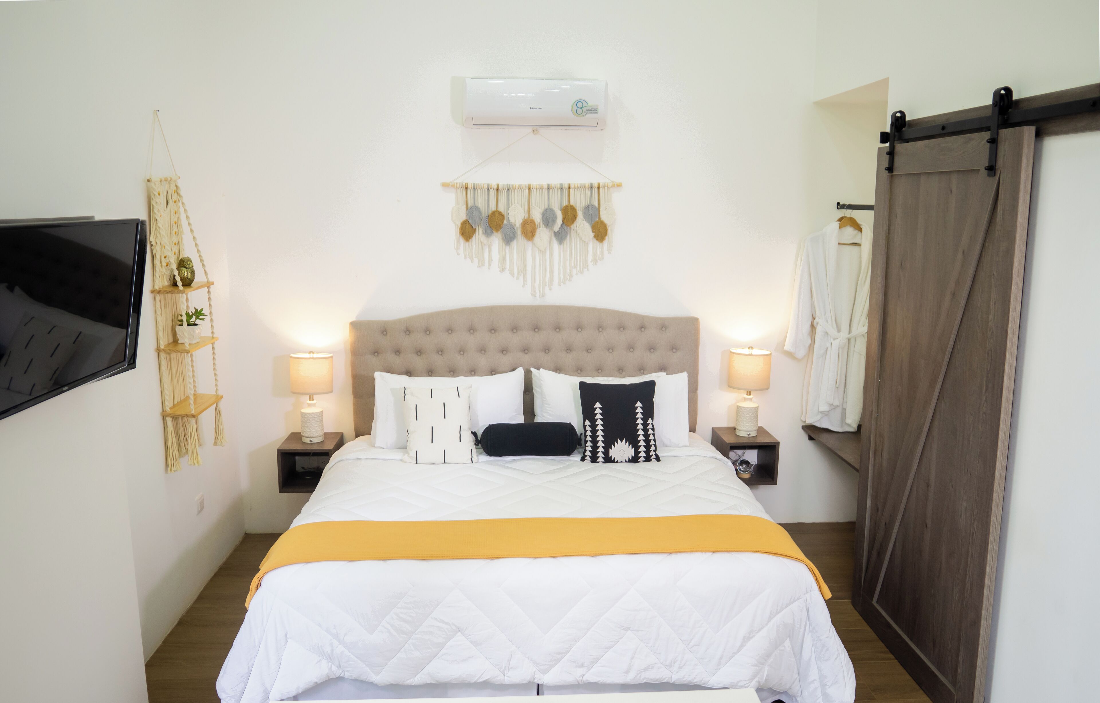 1 bedroom, desk, WiFi, bed sheets