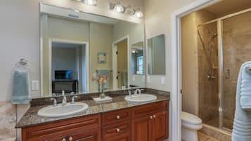 Haartrockner, Handtücher, Seife, Toilettenpapier