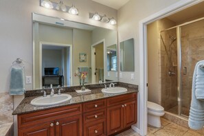 Secador de cabelo, toalhas de banho, sabonete, papel higiênico