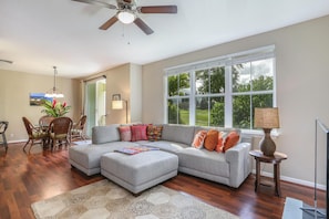 Living area - Spacious 3-bdr Pool, Hot Tub and free A/C (Princeville)