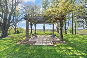Terrace/patio - Blue Moon Cottage w/ Pergola & Scenic Views (Danville)