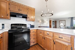 Fridge, microwave, oven, stovetop - Blue Moon Cottage w/ Pergola & Scenic Views (Danville)