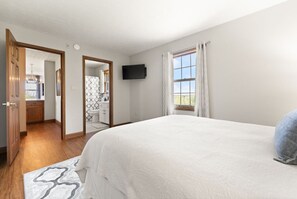 2 bedrooms, desk, iron/ironing board, travel cot - Blue Moon Cottage w/ Pergola & Scenic Views (Danville)