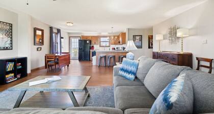 Blue Moon Cottage w/ Pergola & Scenic Views