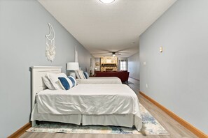 2 bedrooms, desk, iron/ironing board, travel cot - Blue Moon Cottage w/ Pergola & Scenic Views (Danville)