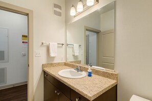 Secador de pelo, toallas