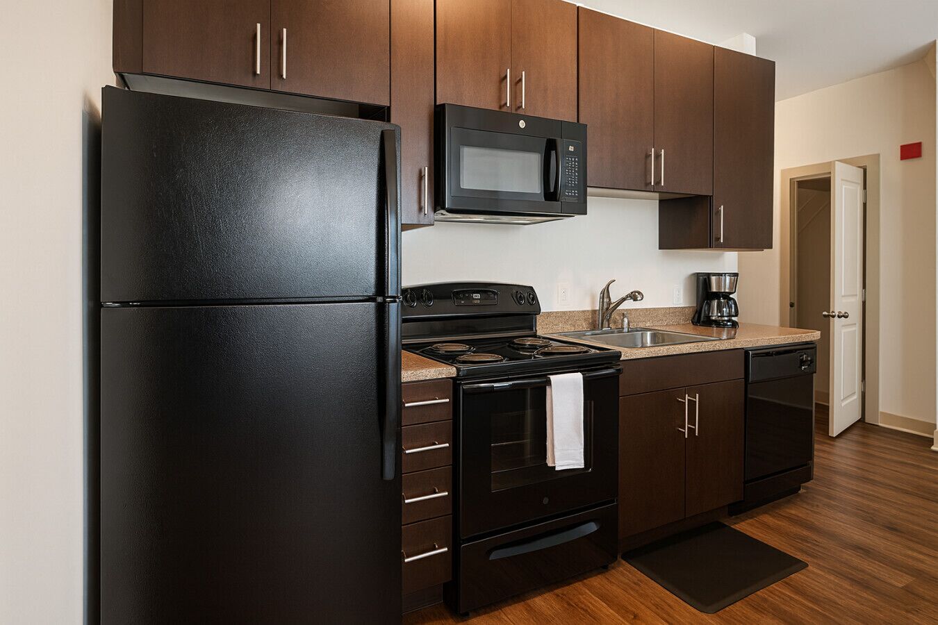 冷蔵庫、電子レンジ、オーブン、コンロ