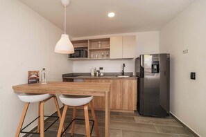 Fridge, microwave, stovetop, coffee/tea maker - w* | Engaging Loft w/ Balcony in Laureles (Medellín)