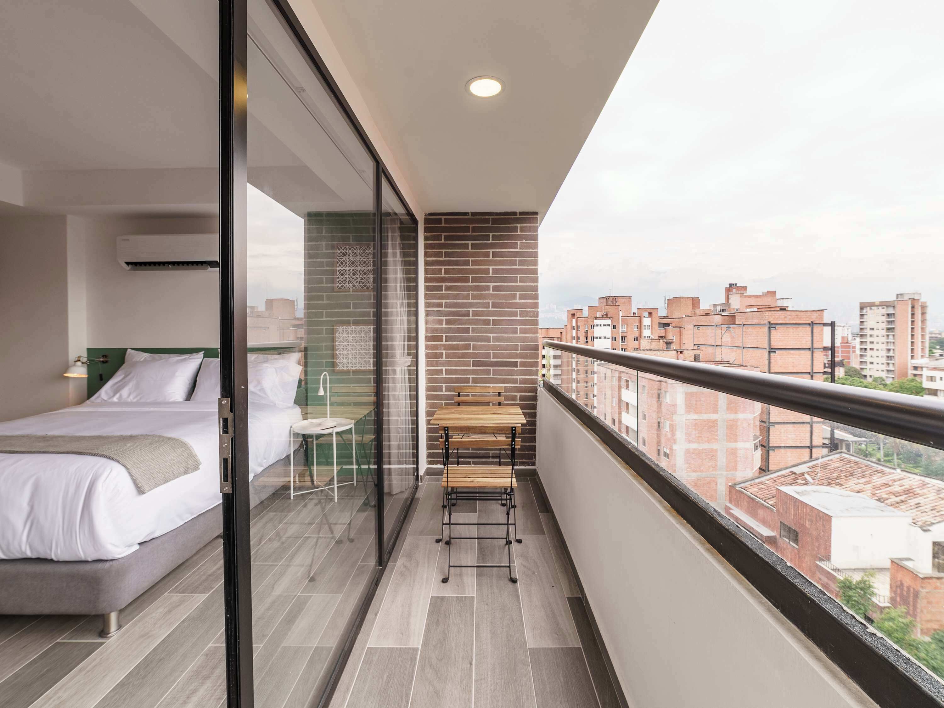 1 dormitorio, escritorio, tabla de planchar con plancha y wifi