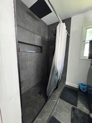 Serviettes fournies, papier toilette