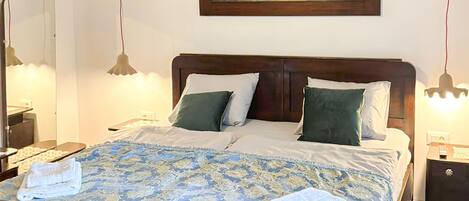 2 bedrooms, iron/ironing board, travel cot, free WiFi