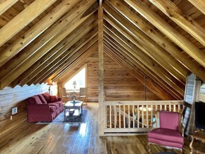 TV, fireplace - The Bourbon Lodge - Log cabin, Bourbon Trail, Nature and more! (Springfield)