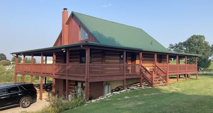 The Bourbon Lodge - Log cabin, Bourbon Trail, Nature and more!