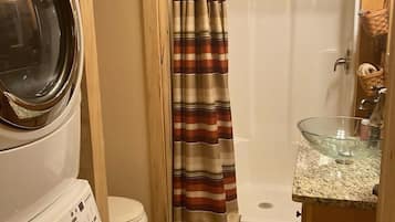 Douche, baignoire Ă jets, serviettes fournies, savon