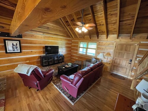 The Bourbon Lodge - Log cabin, Bourbon Trail, Nature and more!