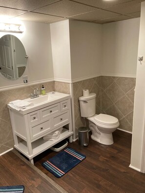 Shower, jetted tub, towels, soap - The Bourbon Lodge - Log cabin, Bourbon Trail, Nature and more! (Springfield)